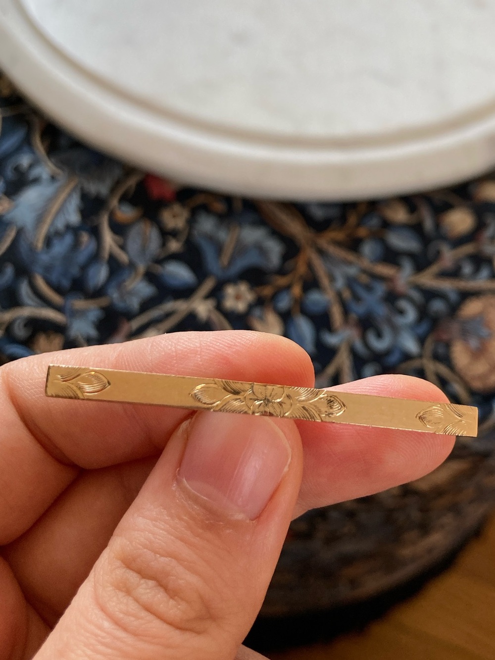 Antique Edwardian Gold Top Engraved Floral Bar Brooch - Picture 11 of 12